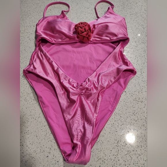 L Space Sierra One Piece - Picture 6 of 11